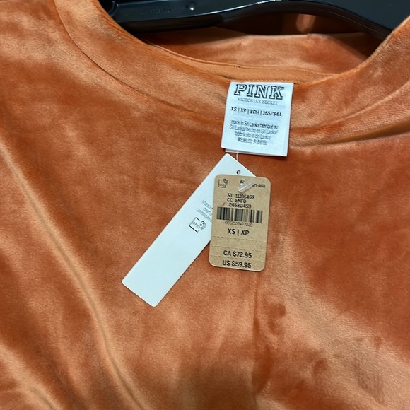 PINK
Varsity Velour Crewneck sweatshirt and High-Waist Velour Jogger. - Picture 6 of 11